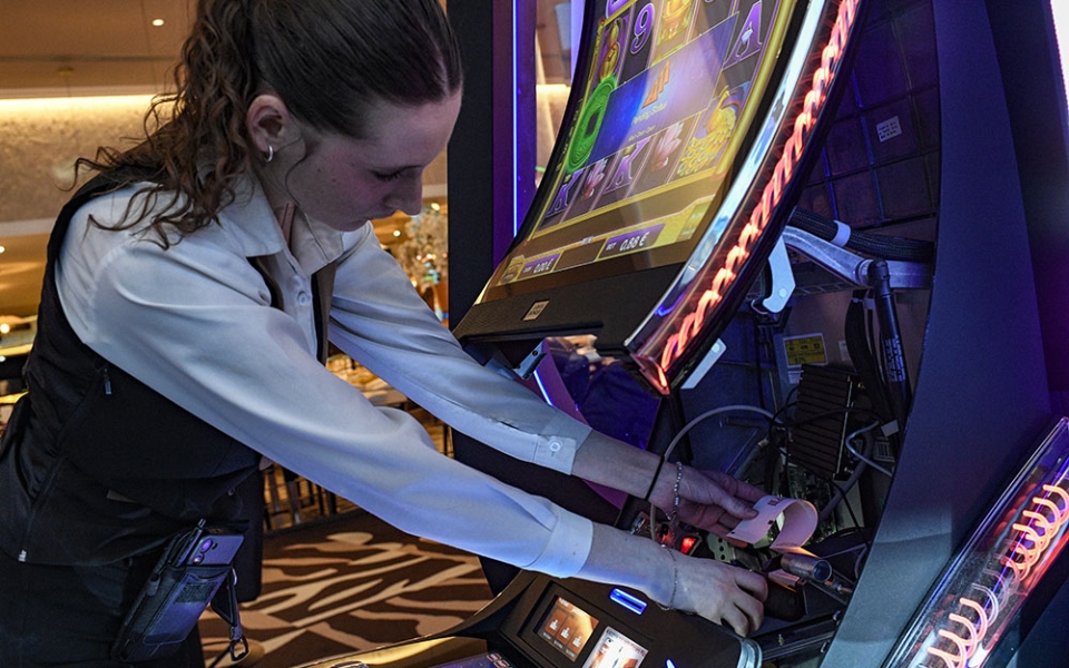 Tout le matériel du casino est agréé. Les cartes des tables de jeux sont numérotées et les cylindres enregistrés à la « police des jeux ». La roulette est contrôlée toutes les semaines et les machines font l’objet de contrôles réguliers.