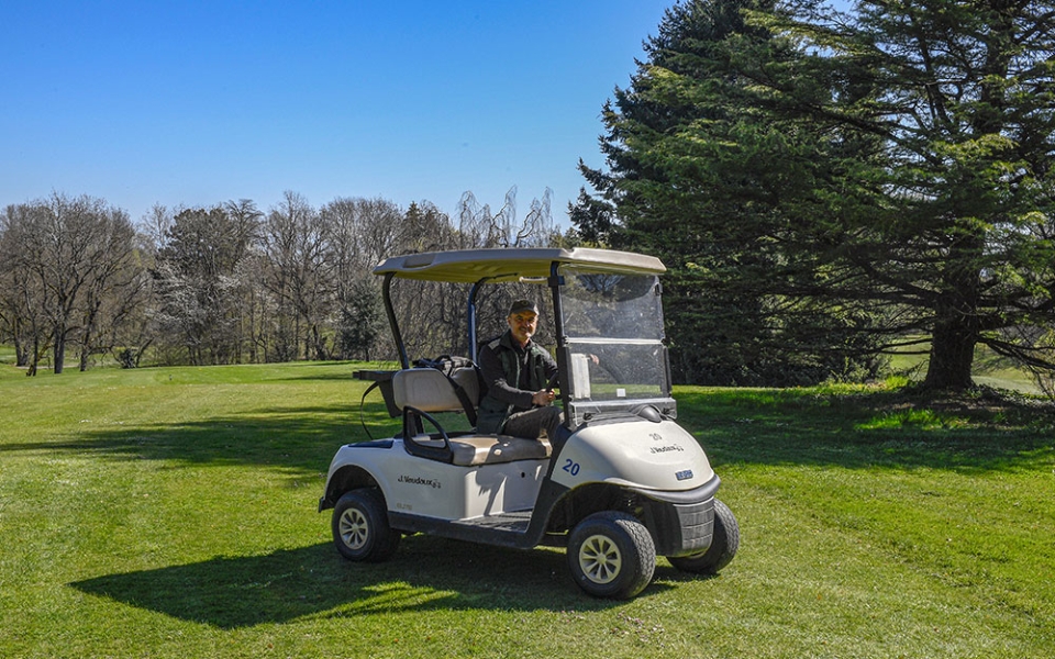 Olivier le green keeper. Le domaine comprend également un hôtel et un golf.