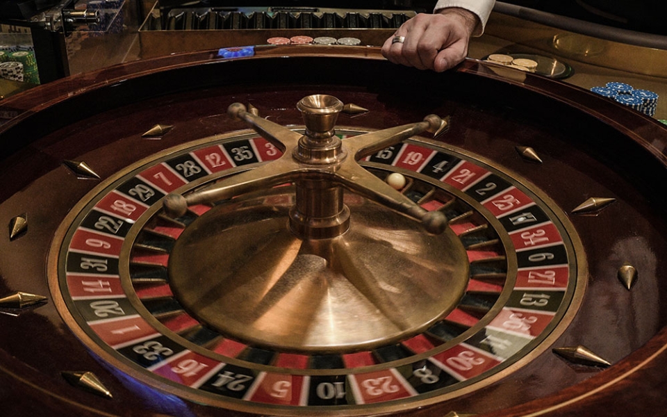 Le casino de Divonne dispose d’une salle de jeux traditionnels – jeux de contreparties, comme la roulette, où les clients jouent contre le casino, et jeux de cercle où les clients jouent les uns contre les autres –, de 240 machines à sous et de jeux électroniques.