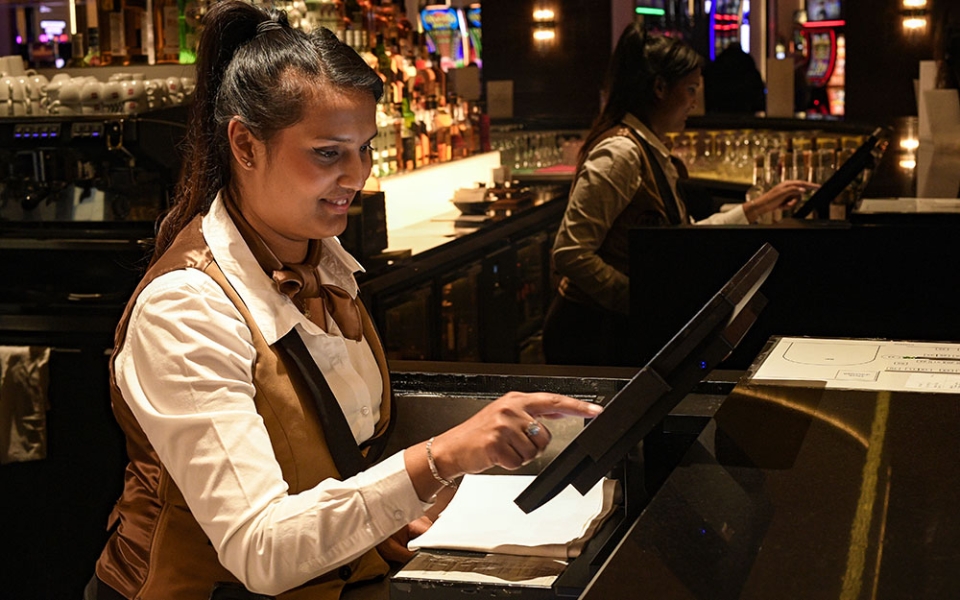 Une serveuse au restaurant du casino. Au casino, tout est fait pour que le client passe un bon moment. L’établissement dispose de son propre bar et d’un restaurant.
