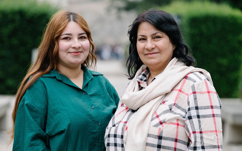 Habiba Fakhri, vice-présidente du syndicat Nuawe, avec sa fille Safa.