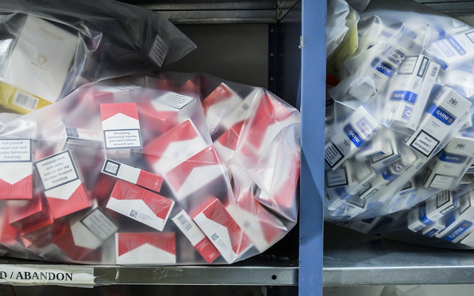 Avant leur incinération, les cartouches de cigarettes et les produits contrefaits sont stockés dans des locaux sécurisés.