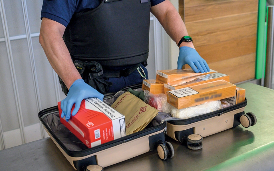 Les agents de la brigade de filtre procèdent au contrôle des bagages. Un voyageur est en infraction : la quantité de cartouches de cigarettes qu’il transporte est supérieure à celle autorisée. La marchandise sera donc saisie et détruite, et l’infracteur devra s’acquitter d’une amende.
