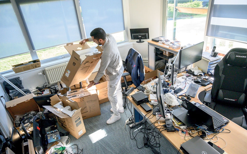 Pour mener à bien leurs missions de contrôle et de surveillance, tous les agents ont besoin d’équipements téléphoniques et informatiques. Au sein de la douane d’Orly, les métiers supports sont essentiels dans l’accomplissement des missions de terrain.