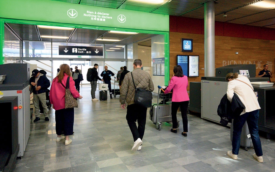 Les passagers en provenance de 175 destinations font escale sur le territoire français chaque semaine. En 2024, 2,6 tonnes de stupéfiants ont été saisies, 15,4 millions de tonnes de tabac de contrebande interceptées, près de 10 000 contrefaçons détruites et 3,2 millions d’euros non déclarés ont été découverts.