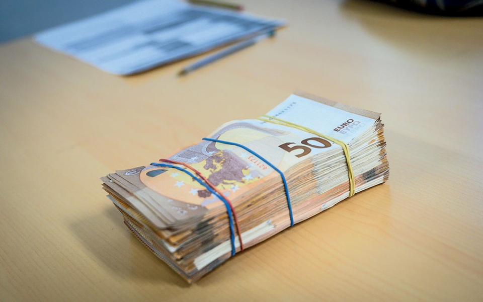 Toute somme supérieure à 10 000 euros doit être déclarée à la douane. La liasse confisquée dépasse ce montant. Le passager doit prouver l’origine des fonds et s’acquitter d’une amende ; autrement, l’argent sera saisi.