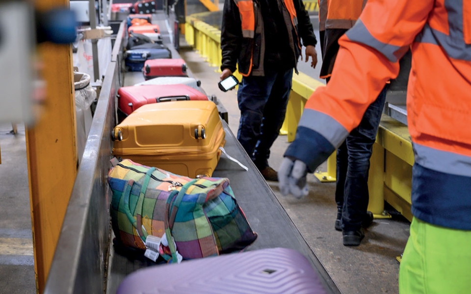 Tous les voyageurs et bagages peuvent être contrôlés. Les douaniers examinent et ciblent chaque vol : origines des marchandises, antécédents des expéditeurs ou des destinataires, ou encore motif du séjour en France des voyageurs.