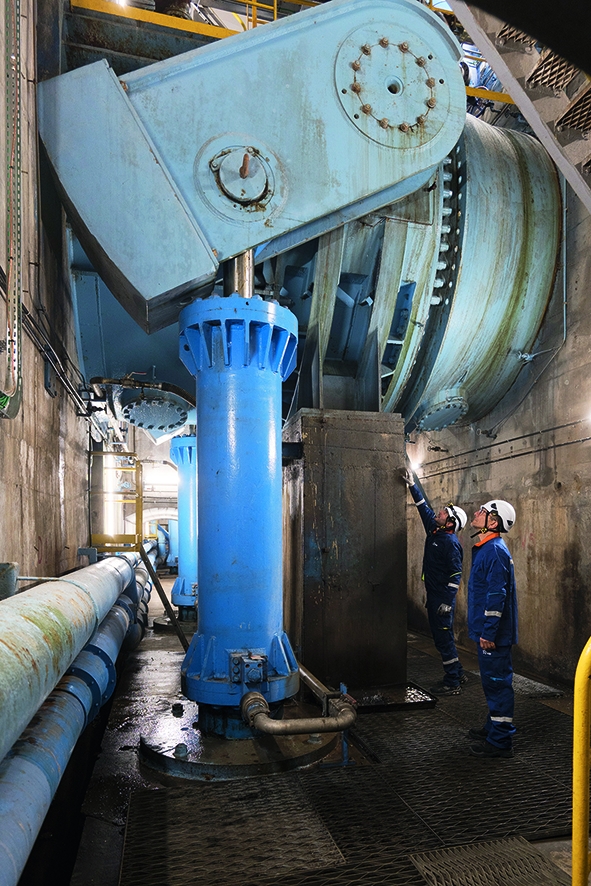 L’eau est acheminée du lac vers les turbines par des tuyaux géants. La fermeture et l’ouverture de ces vannes sont automatisées. Elles s’effectuent par des opérateurs à distance en fonction de la demande en électricité et de l’état des réserves d’eau sur le lac