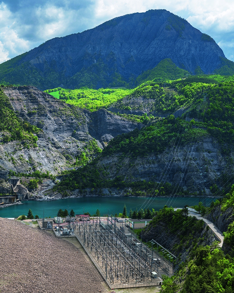 La centrale hydraulique située à Serre-Ponçon produit 700 millions de kWh par an, soit à peu près la consommation du département des HautesAlpes. Avec une puissance de 380 MW (le tiers d’un réacteur nucléaire), c’est l’une des plus puissantes de France.