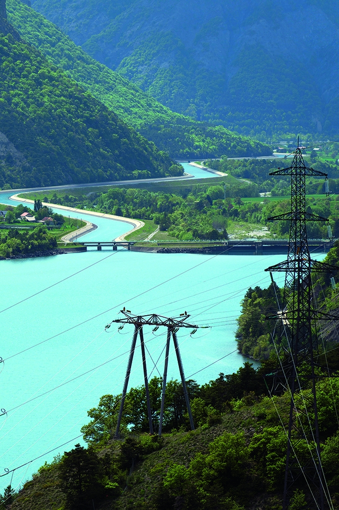 Serre-Ponçon est le point de départ du canal de la Durance. Long de 250 kilomètres, il dessert 16 barrages et 23 centrales électriques (en comptant les installations de Serre-Ponçon). Sa course s’achève sur les rives de l’étang de Berre, aux portes de Marseille