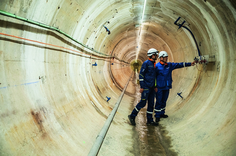 Le barrage est équipé de nombreux capteurs et outils de mesure nécessitant d’être contrôlés en permanence pour surveiller le comportement d’un tel aménagement, d’où l’existence de tunnels impressionnants permettant de se rendre au cœur de l’ouvrage.
