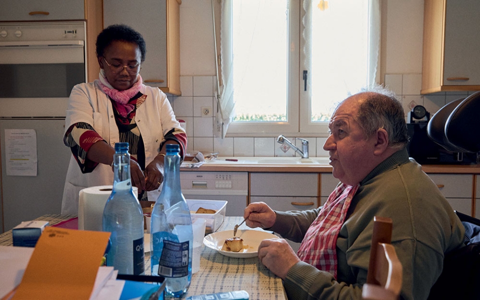Aide à domicile, Bernadette passera quatre heures chez Xavier, 68 ans, atteint d’une affection chronique neurodégénérative. Fidèle supporter du Stade brestois, le retraité attend ce rendez-vous quotidien avec impatience.