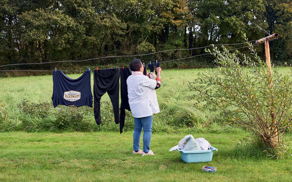 Bernadette s’occupe de l’entretien du logement, prépare les repas, l’aide à faire ses courses et, dès que la météo le permet, l’accompagne dans une promenade.