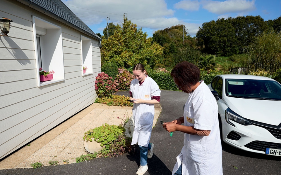 Alors que les prix des carburants flambaient, la CFDT a négocié un accord temporaire revalorisant les indemnités kilométriques entre juin et septembre 2023 (40 centimes par kilomètre au lieu de 35) – un sujet brûlant pour les salariés, sachant que certains trajets effectués avec leur véhicule personnel ne sont pas remboursés.