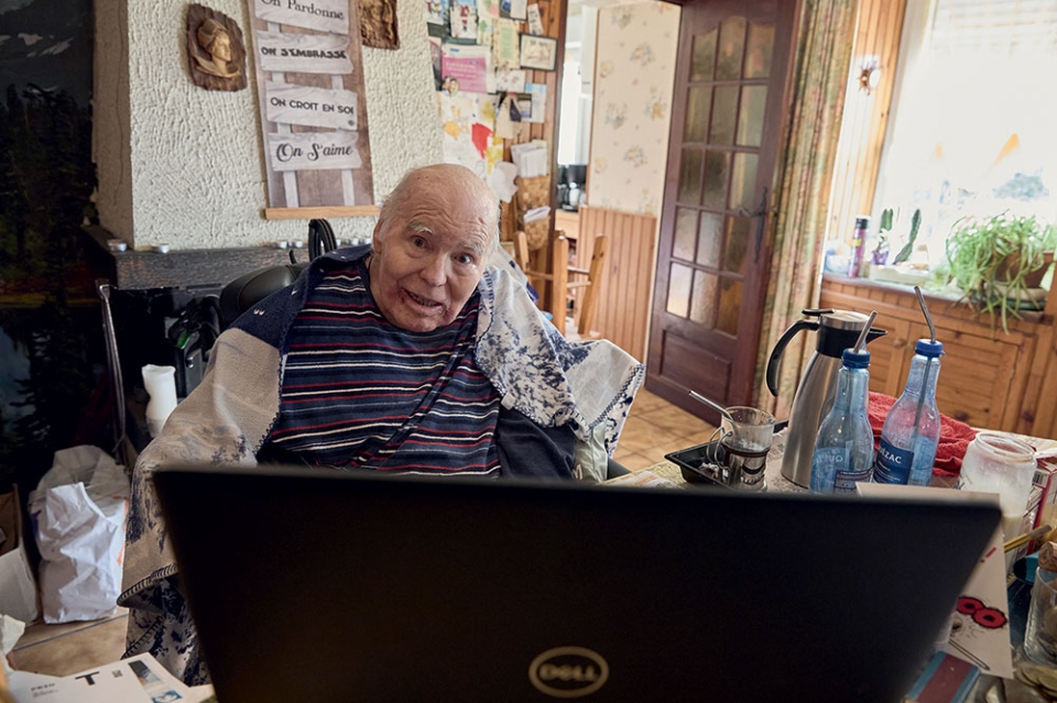 Jacques, 85 ans, passe plusieurs heures par jour sur son ordinateur. Des intervenants spécialisés en informatique se déplacent à domicile pour le former, l’équiper et assurer la maintenance de son matériel.