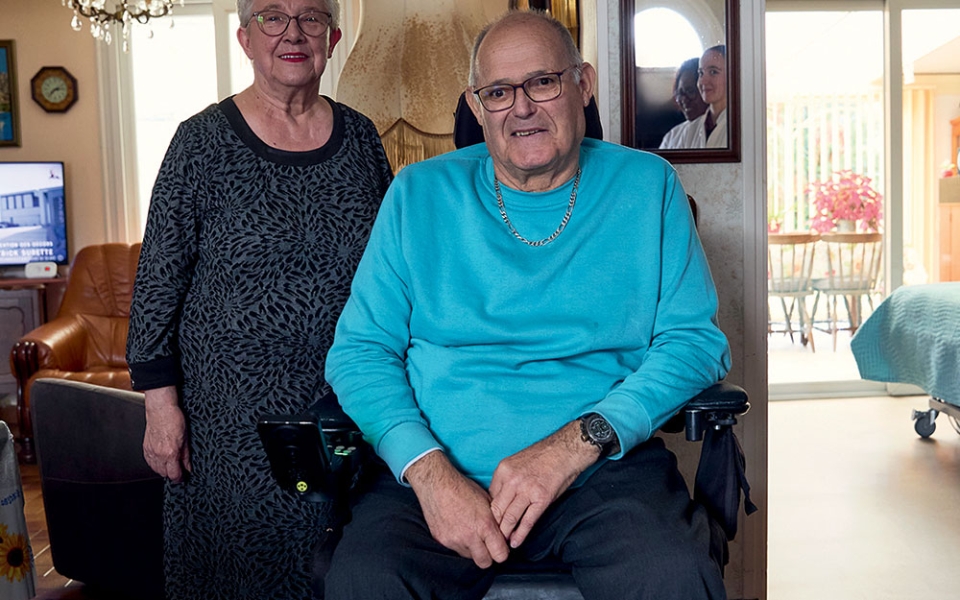 La prise en charge de son mari par les personnels soignants et les accompagnants est « une bénédiction » et « une aide très précieuse » pour Béatrice, 80 ans, aidante familiale : « Seule, je ne pourrais pas tout faire ! »