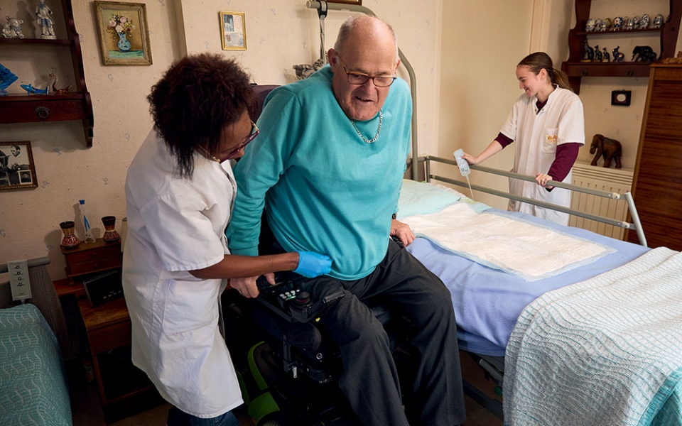 Jean, 77 ans, se déplace en fauteuil roulant à la suite d’une chute, il y a vingt-cinq ans.