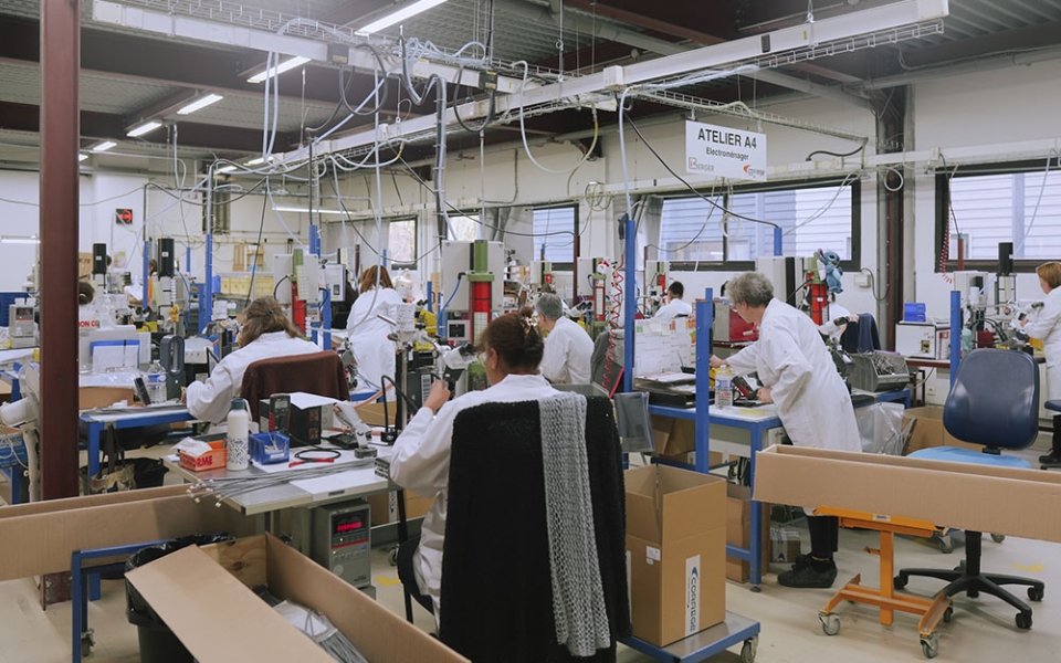 L’atelier électroménager fabrique notamment des capteurs de température pour les fours d’un grand groupe français. C’est le seul atelier de l’usine qui produit des pièces en série. La cadence y est plus soutenue. Le dialogue a permis que la cadence soit ajustée de 1 000 à 700 pièces par jour, avec la mise en place de pauses afin de réduire les contraintes physiques et d’améliorer le bien-être des salariés.