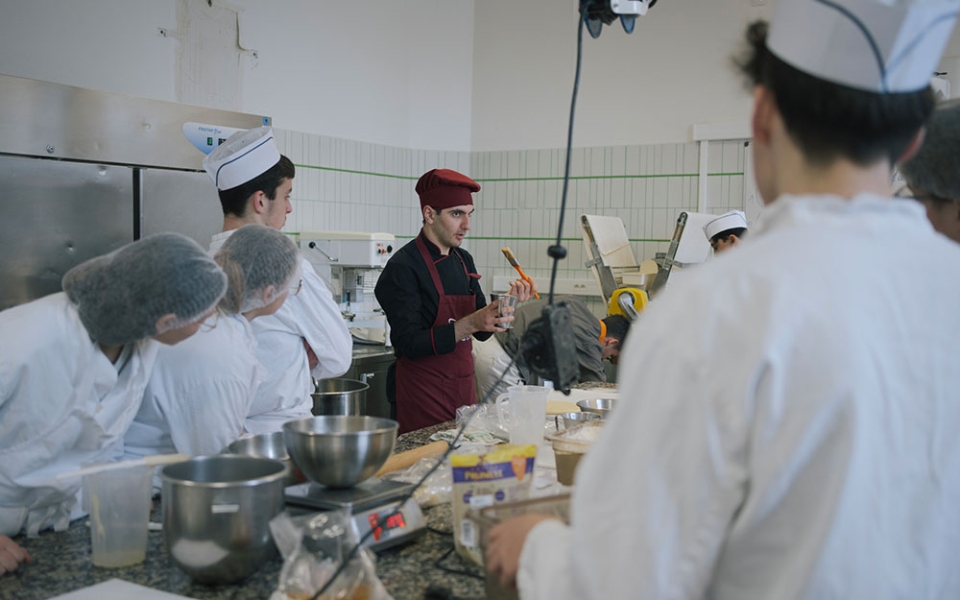 Ces élèves en pâtisserie ont la chance de pouvoir suivre les cours d’un chef arménien venu en résidence au château des Vaux pendant un mois. Tigran Miqayelyan (en tenue bordeaux) leur fait découvrir la recette du gata, un gâteau traditionnel arménien.