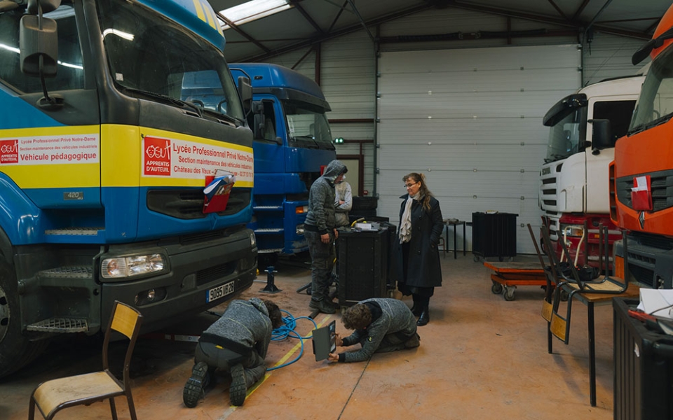 L’atelier réparation de poids lourds. Les élèves découvrent ou apprennent ici plus de 20 métiers.
