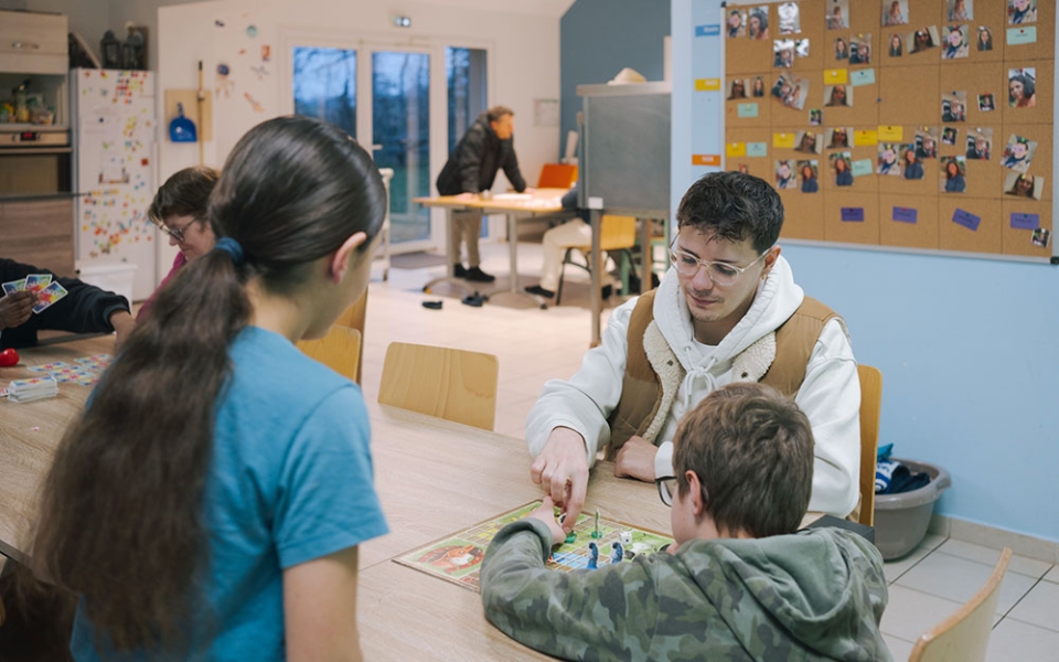 Placés ici par la justice pour les protéger, certains élèves vivent en foyer dans le domaine du château des Vaux. Ils sont encadrés par des éducateurs qui les accompagnent dans toutes les dimensions de leur vie. Ici, après la journée d’école, s’organise une partie de jeu des petits chevaux. Chaque jeune a un éducateur référent chargé de faire le lien avec la justice, la famille et les enseignants.