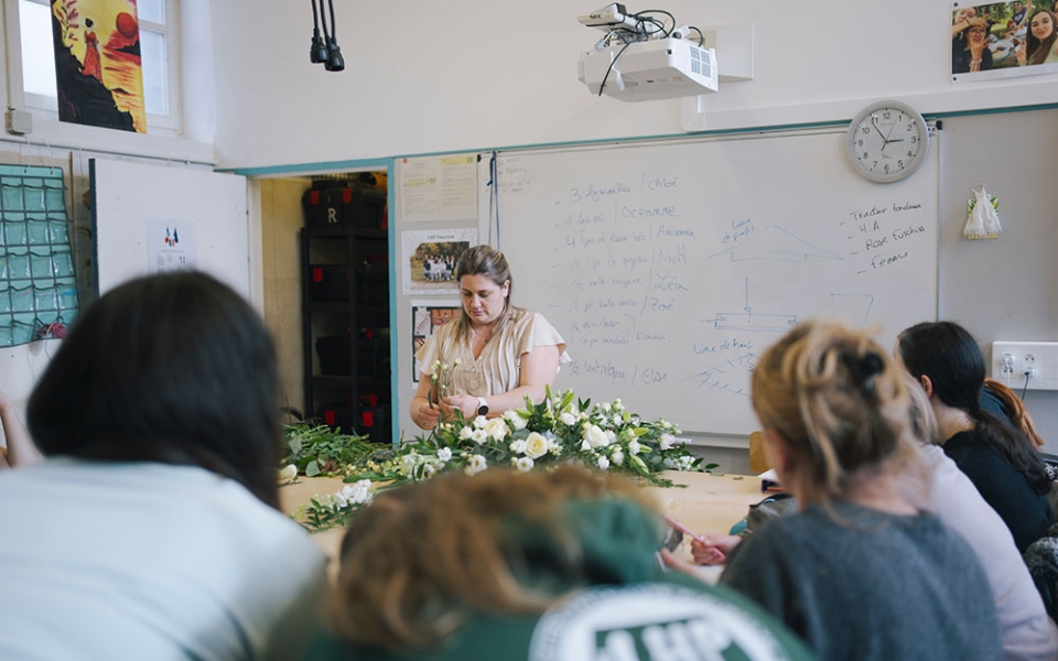 Ces élèves, en première année de brevet professionnel fleuriste, apprennent la confection d’un chemin de table.