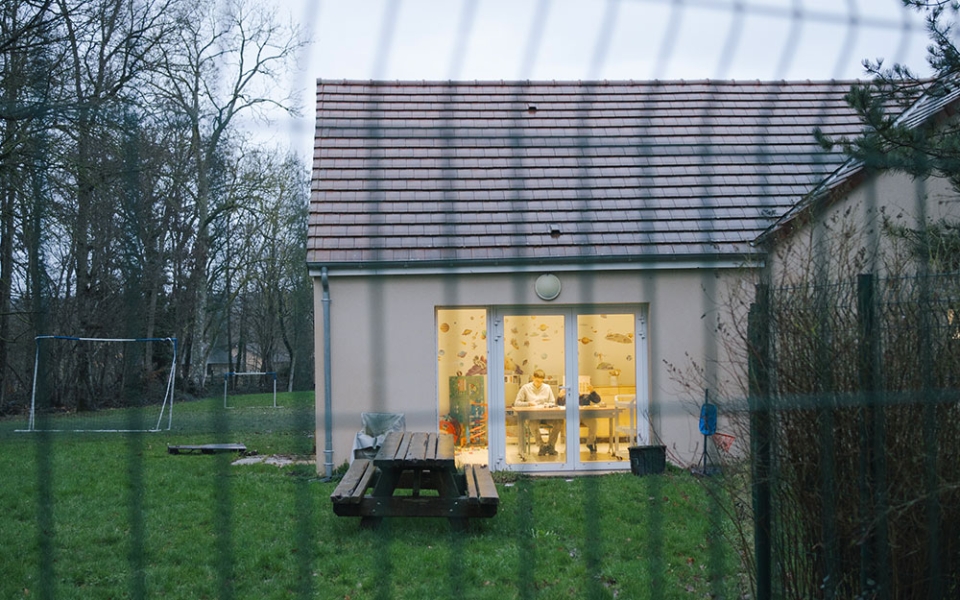 Le foyer des plus jeunes ressemble à une petite maison chaleureuse. À côté, d’autres maisons accueillent les plus grands qui, eux, vivent en autonomie, comme dans une collocation classique.