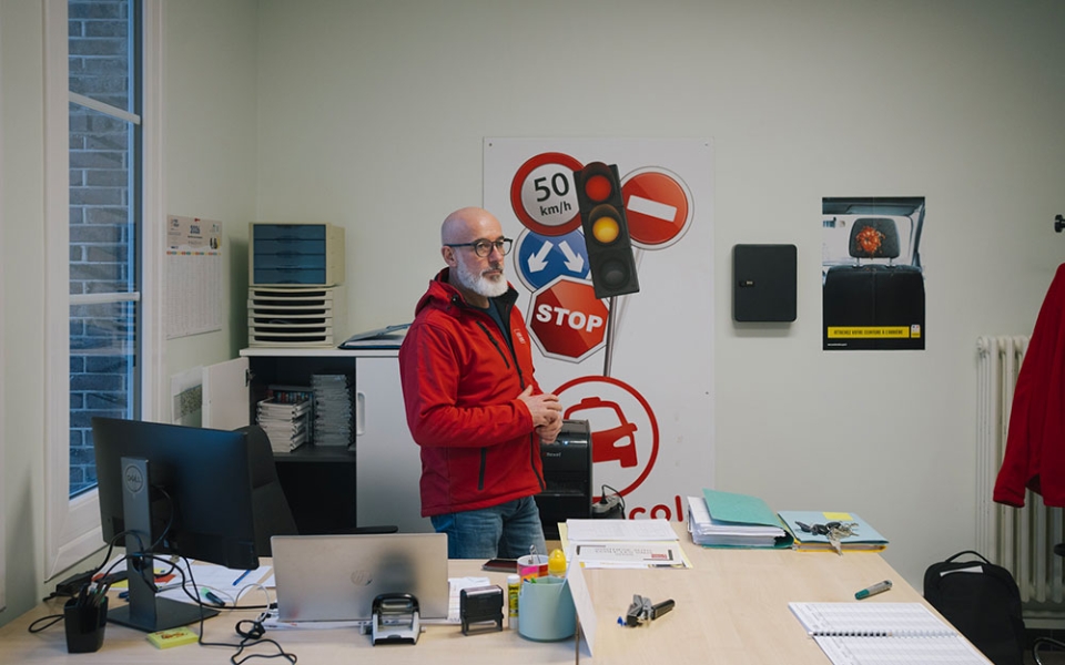 Après une carrière d’éducateur, Francis Moulin, délégué syndical central CFDT adjoint, s’est reconverti pour devenir moniteur d’auto-école. Il a monté sur place une petite structure qui permet aux jeunes de passer leur permis, favorisant ainsi leur insertion professionnelle.