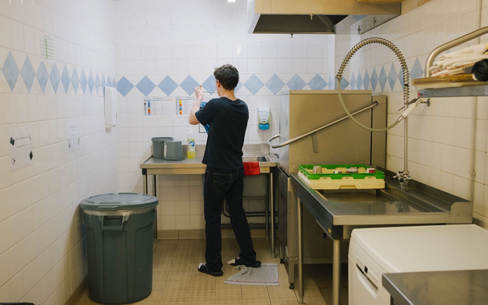 Les jeunes sont répartis dans les foyers en fonction de leur âge. Les adolescents ont leur propre chambre, tandis que les plus jeunes sont deux par chambre. Certains foyers sont mixtes, d’autres non.