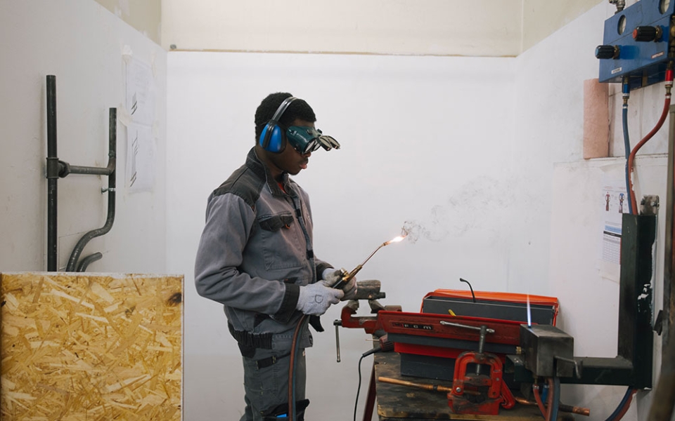 « Accueillir, éduquer, former et insérer » : la devise d’Apprentis d’Auteuil résume la mission de cette fondation française catholique reconnue d’utilité publique, créée en 1866 par l’abbé Louis Roussel. L’objectif est d’aider des jeunes en difficulté à construire un projet à la fois personnel et professionnel.