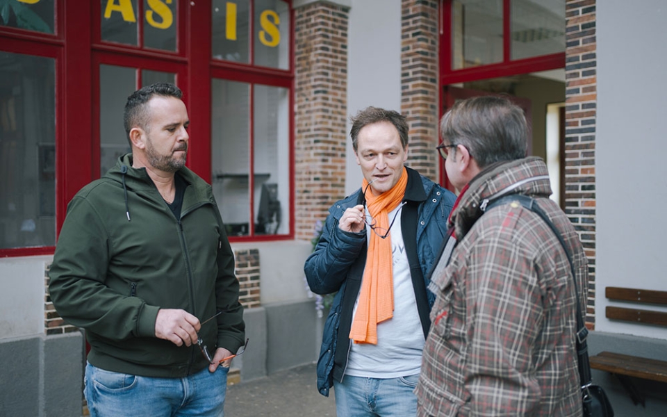 Professeur d’atelier, Sébastien Pillias (au centre), est le délégué syndical central CFDT pour l’ensemble de la fondation Apprentis d’Auteuil (8 000 salariés en France). Il discute avec deux adhérents CFDT, l’un est professeur de mécanique (à gauche), l’autre est psychologue (à droite).