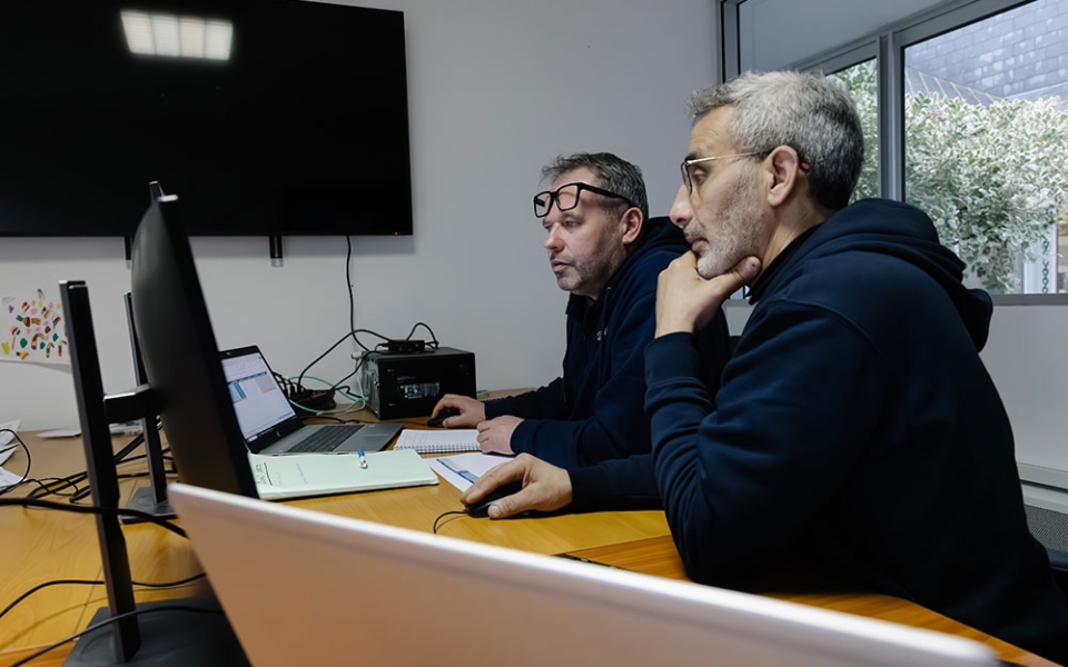 Ces techniciens, agents de surveillance, scrutent le réseau d’eau potable en vue de déceler toutes les anomalies et de programmer les interventions nécessaires.