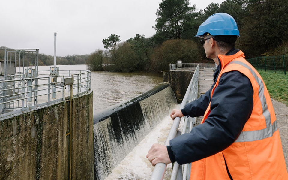 Barrages du Canut et de la Chèze (photo suivante). Ces deux installations, situées à proximité l’une de l’autre, ont été construites pour créer deux réservoirs artificiels d’eau provenant de rivières au débit modeste. De tels ouvrages permettent de gérer la ressource sans risque de pénurie.