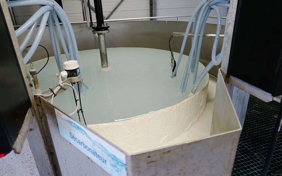 Bassin de décarbonation. L’eau souterraine de la région a la particularité de contenir beaucoup de calcaire. D’où ce passage obligé dans des cuves qui permettent, au moyen d’une réaction chimique, d’en éliminer une partie.