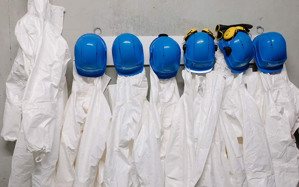 Pour traiter l’eau, des produits dangereux sont utilisés (la soude, par exemple). Les consignes de sécurité sont drastiques, et des EPI (équipement de protection individuelle) sont disponibles pour chaque collaborateur et pour chaque site.