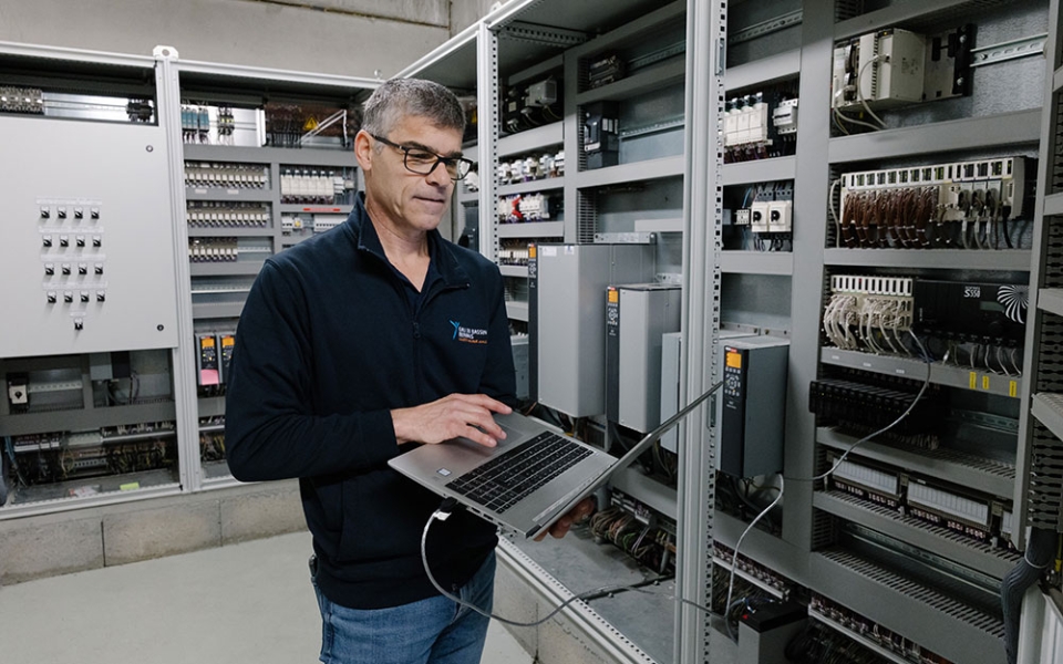 Olivier Hamon est spécialiste de la gestion des données à distance (télégestion). Passionné par son métier, il a fait toute sa carrière dans les métiers de l’eau. Il est délégué syndical CFDT depuis 2015, quand les collectivités locales ont repris l’activité en direct. Il travaillait auparavant chez Veolia, où il était déjà élu du personnel CFDT.