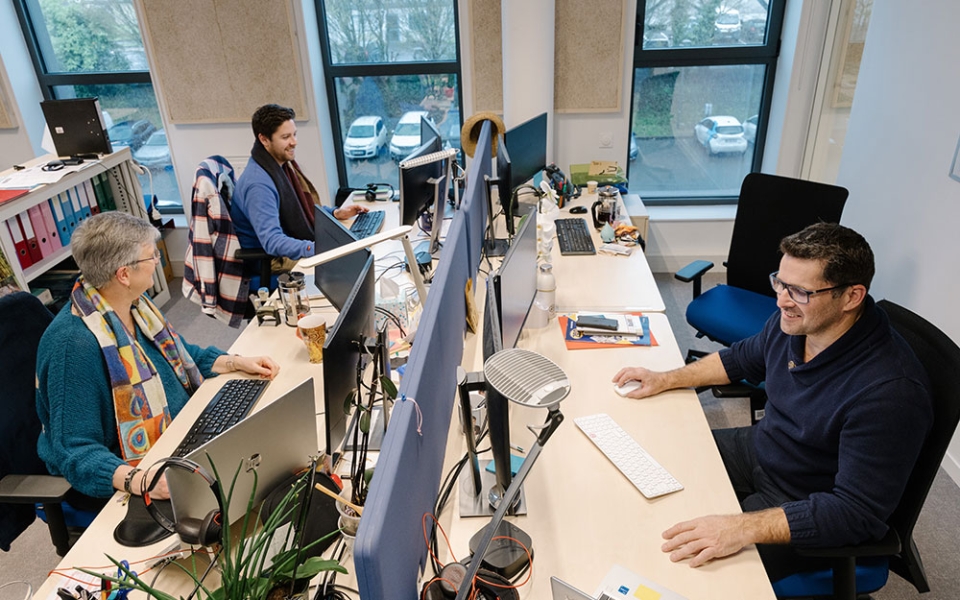 Le siège de l’entreprise réunit les métiers support. Ici, le service des achats. À droite, Stéphane est élu CFDT du collège cadres. La CFDT est la première organisation syndicale de l’entreprise, avec 42 % des voix aux dernières élections professionnelles, devant la CGT et la CFTC.