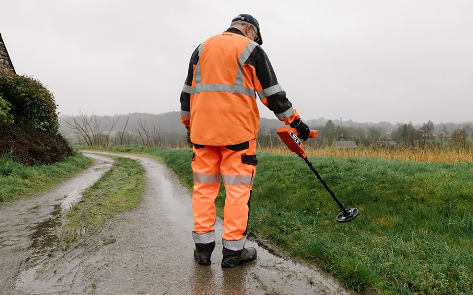 Au fil du temps, les petites installations sont recouvertes par la nature. Pour retrouver une vanne, les techniciens ont recours à des détecteurs de métaux.