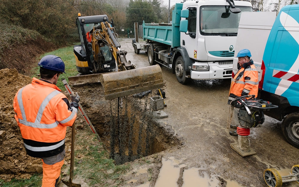 Intervention d’une équipe sur une conduite d’eau.
