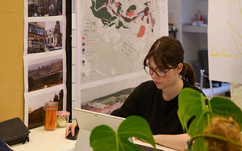 Chaque année, 70 étudiants sortent de l’ENSP (dont 50 sont issus du site de Versailles). Le cursus pour préparer le diplôme d’État est de trois ans (concours ouvert à bac + 2), cinq ans si on y suit le cycle préparatoire post-bac.
