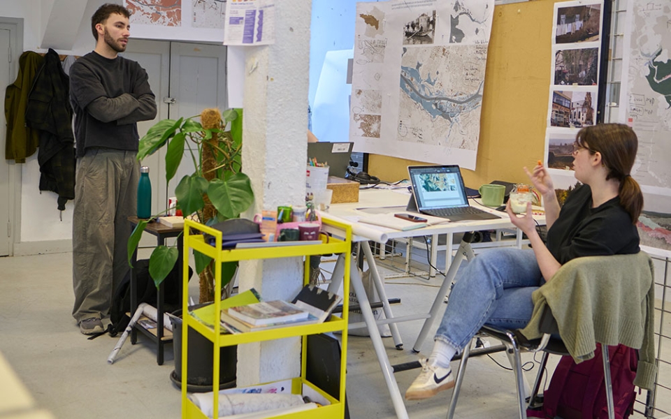 : Pendant leur scolarité, les étudiants participent à des appels à projets régionaux répondant aux problématiques d’acteurs publics et de collectivités (aménagements urbains, agencements autour d’infrastructures de transport, renaturation d’espaces, etc.). Étudiant en troisième année, Antonin Lecoq (à gauche) travaille sur un projet de prévention des inondations.