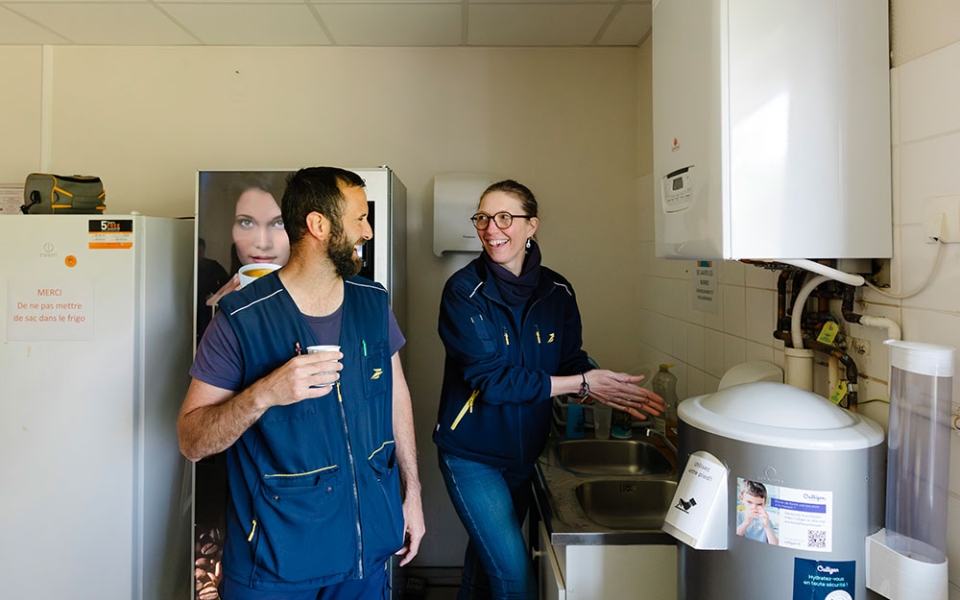 Rapide pause-café pour Adrien et Laëtitia, avant de préparer leur véhicule. Surnommée « Princesse » par ses collègues, Laëtitia fait partie des « anciennes » de la plateforme.