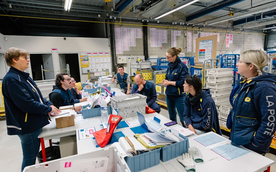À la fin du tri, la responsable de l’équipe, Véronique Hass (à g.), transmet les dernières informations et écoute les irritants des collègues avant que tout le monde parte en tournée.