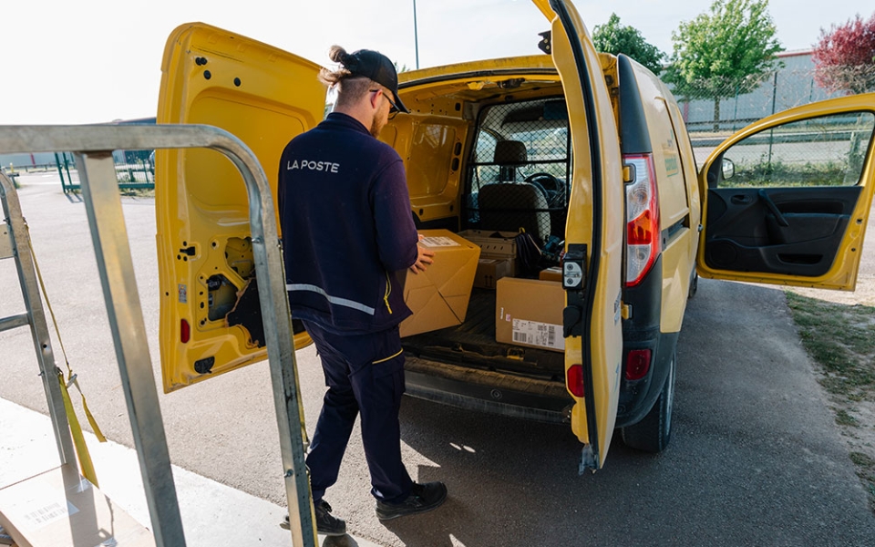 Sur le site de Rosières, on compte 10 voitures électriques, 4 thermiques, 2 vélos électriques et 6 Staby. Avec la chute du nombre de lettres, les tournées sont de plus en plus étendues. Les scooters et les voitures ont tendance à remplacer les vélos.