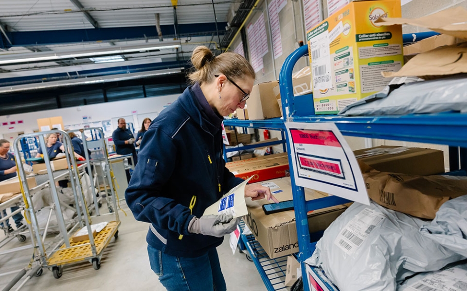 En 2008, La Poste traitait 18 milliards de lettres par an, contre 5,6 milliards aujourd’hui. Une chute vertigineuse qui nécessite de s’adapter…