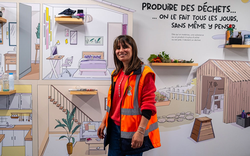Amal Mamou est trieuse et chargée de prévention et de pédagogie : à ce titre, elle accueille des scolaires et des visiteurs au sein de l’espace dédié intégré à l’usine afin d’expliquer ce que deviennent nos emballages triés.