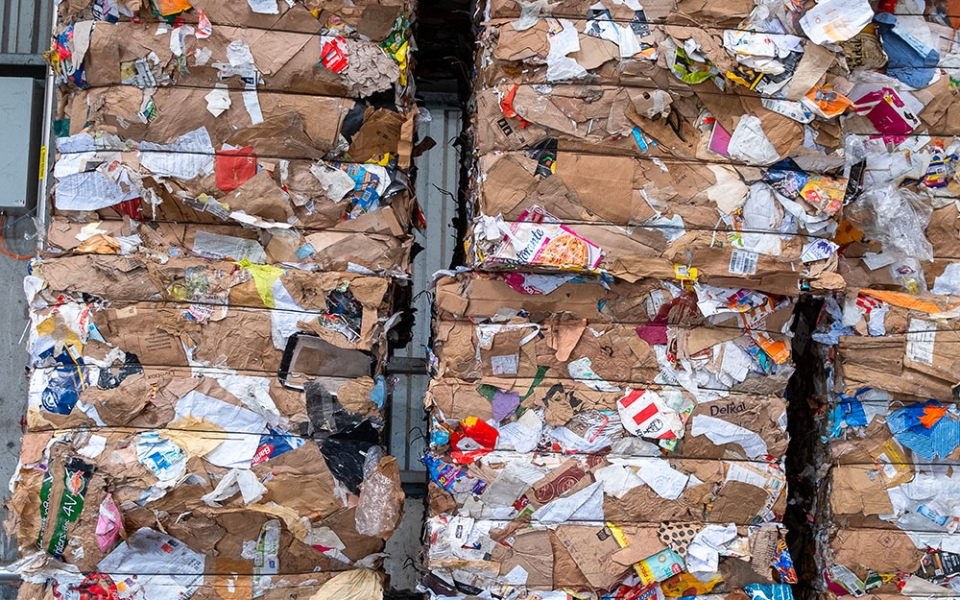 Les matériaux triés sont compactés afin d’être vendus. Près de 30 000 tonnes d’emballages et de papiers traités par Trifyl sont ainsi valorisées chaque année.