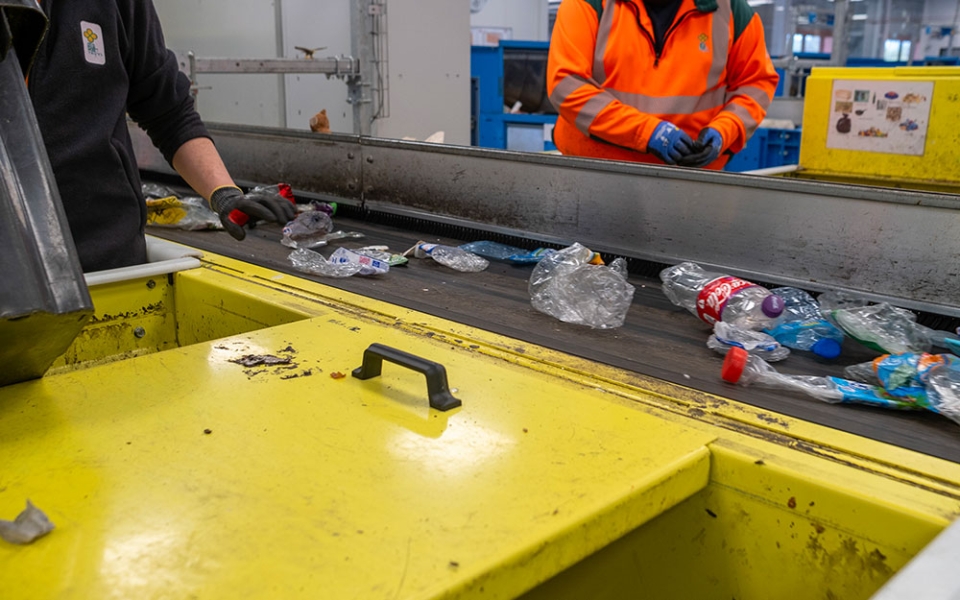 En France, environ 58 % des bouteilles en plastique mises sur le marché intègrent une chaîne du recyclage. Sur cette ligne, les trieurs repèrent et écartent tout ce qui n’est pas en polyéthylène téréphtalate (PET) et qui ne sera pas recyclé.