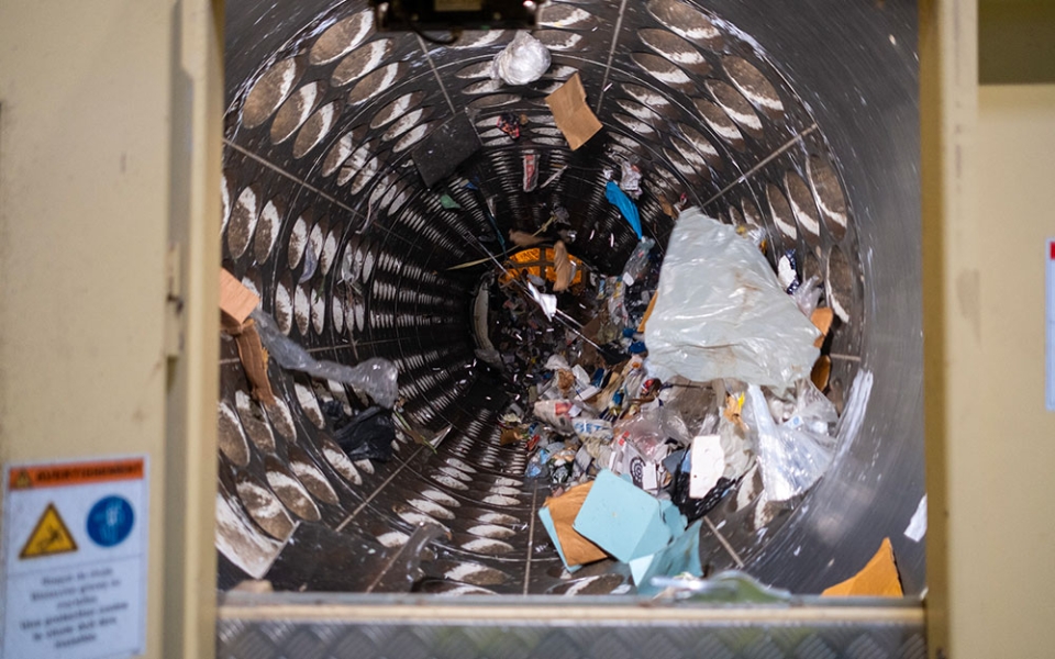Les déchets passent dans un trommel où ils sont triés une première fois mécaniquement par taille. Les alvéoles permettent de les disperser sur les différentes trémies selon leur calibre. Les déchets de moins de 5 centimètres vont directement au refus car ils sont potentiellement dangereux pour les trieurs : il peut s’agir de tessons de seringues ou de bouteilles.