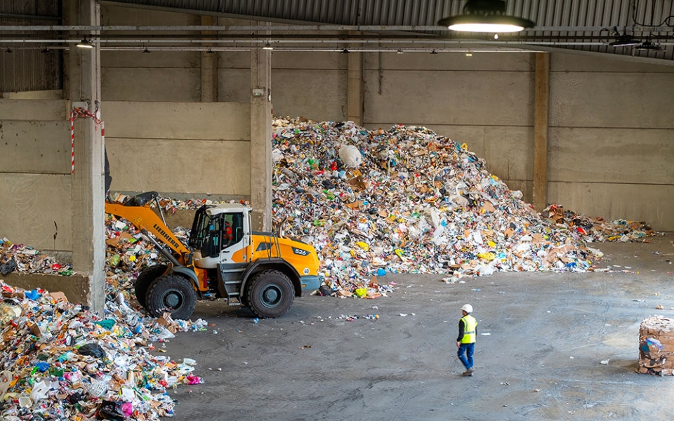 Onze tonnes de déchets sont chargées par heure afin d’alimenter la chaîne de tri. Parmi ceux-ci il peut y avoir des produits dangereux qui ne devraient pas se trouver dans la poubelle jaune : bidon d’essence, batteries de téléphone, cartouches de protoxyde d’azote… de quoi enflammer toute la chaîne. En plus des détecteurs de fumée, l’œil du coordinateur est indispensable pour repérer un départ d’incendie.